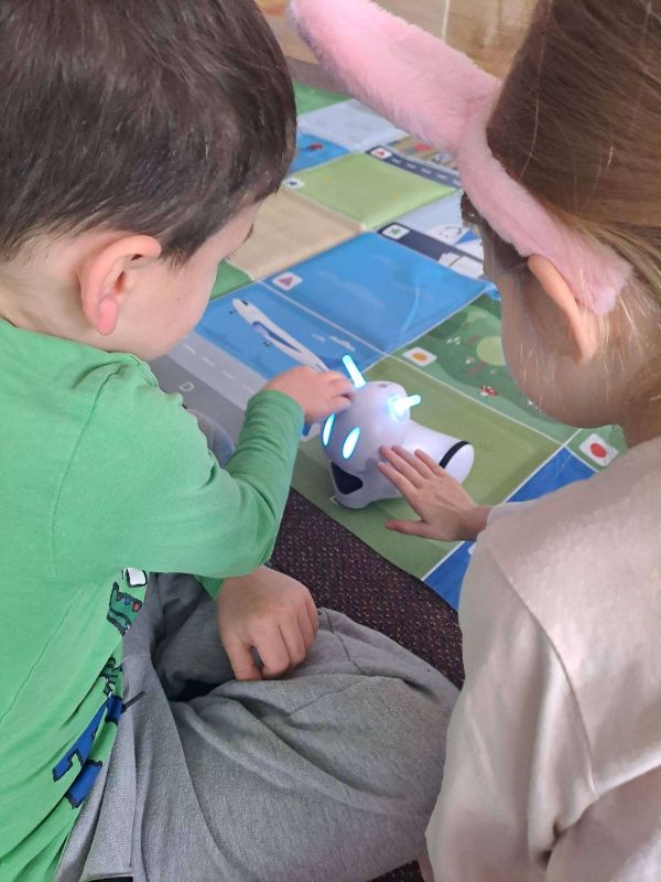 V MŠ Šluknovská si vypůjčili robota