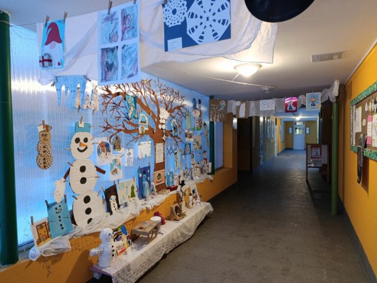 Zima přišla až do vstupní chodby MŠ Novoborská