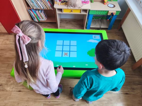 V MŠ Šluknovská využívají interaktivní stolek